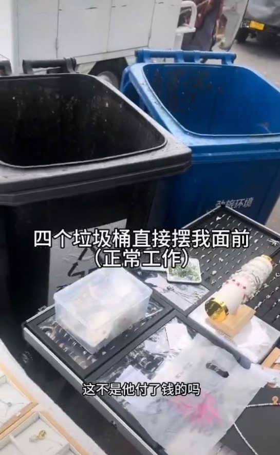 网传合肥一女子交钱摆摊被人用垃圾桶围住，社区回应！
