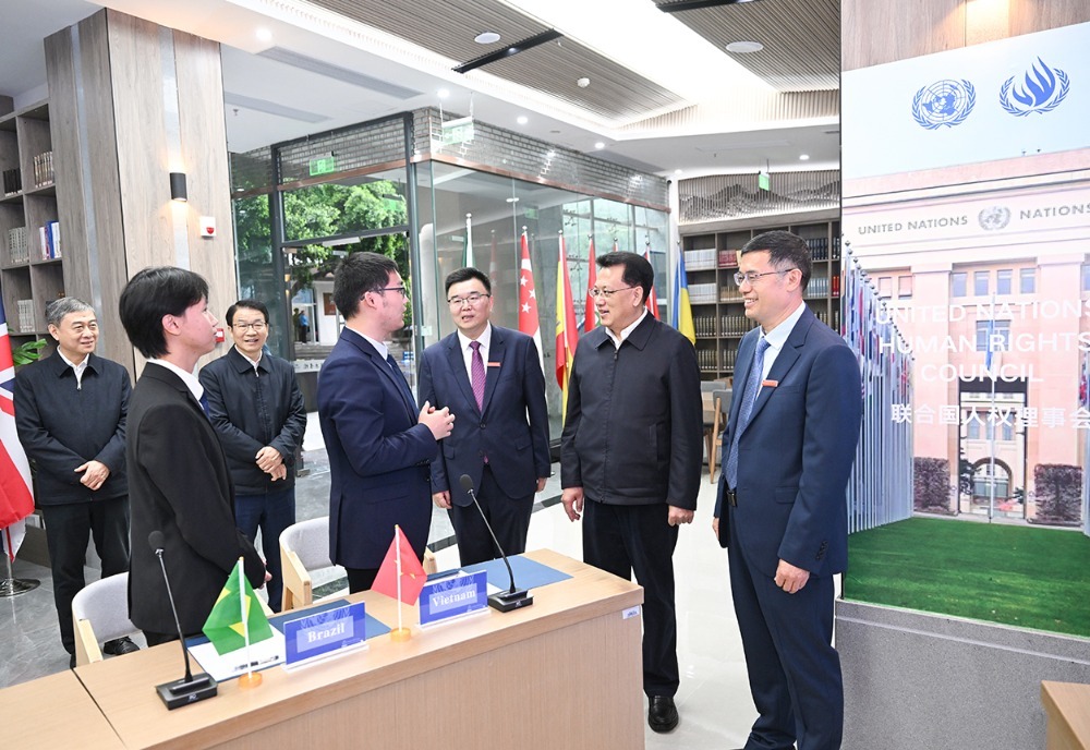 4月29日下午，在四川外国语大学，重庆市委书记袁家军同青年学子交谈。记者 苏思 摄