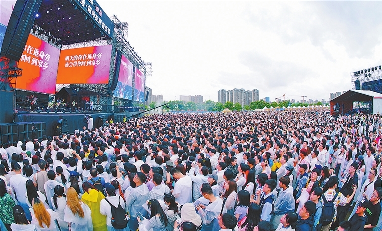 南昌演艺现场人潮涌动。全媒体记者 王 祺摄