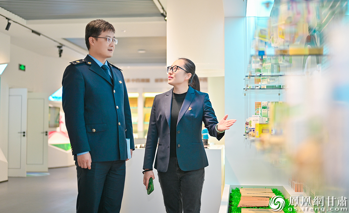 税务部门工作人员了解甘肃陇神戎发药业股份有限公司生产经营情况