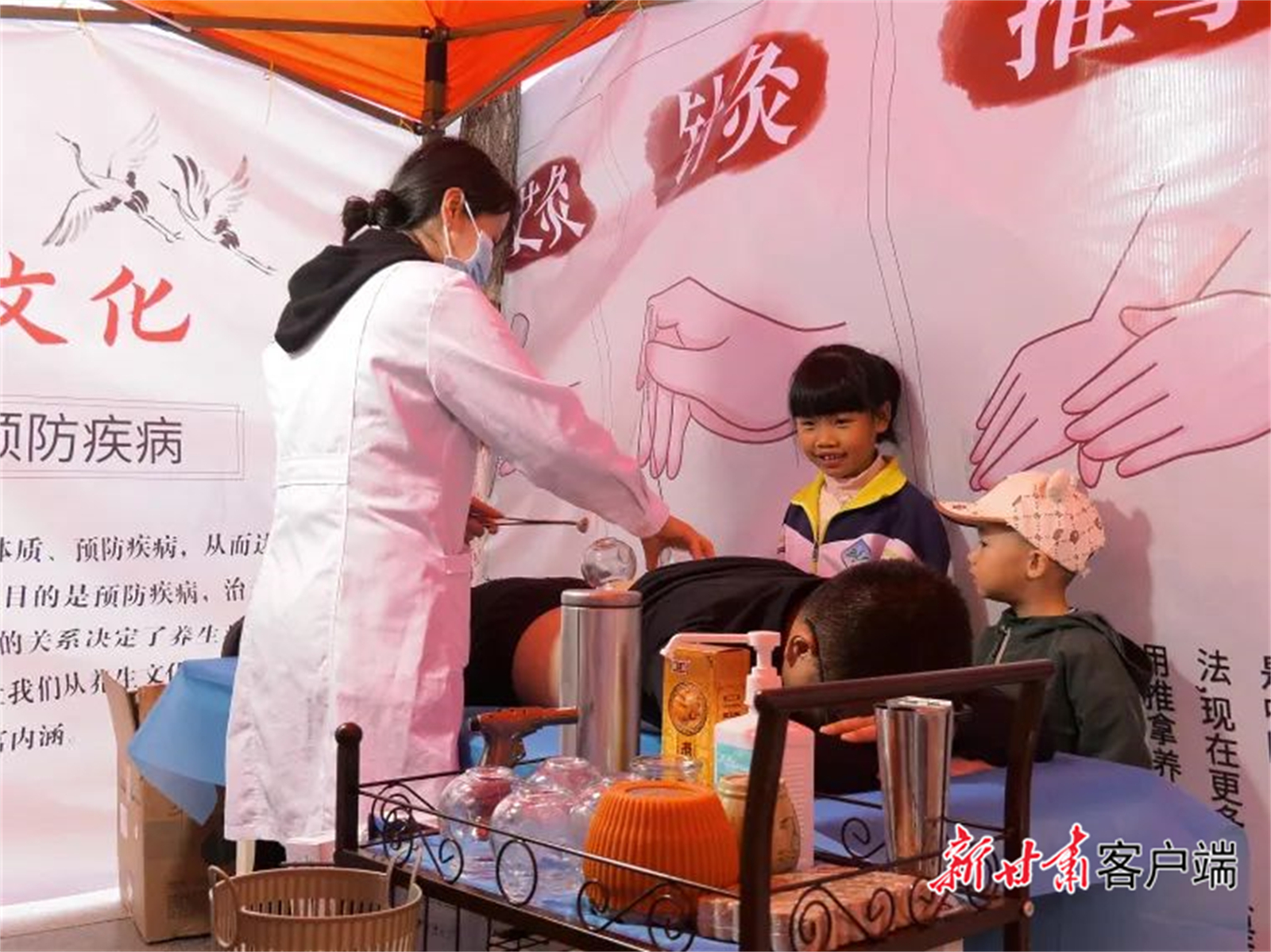 市民体验中医特色疗法　漳县融媒体中心供图