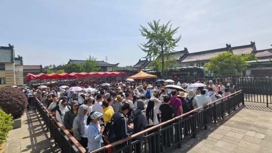 武当山景区迎来“五一”假期客流小高峰