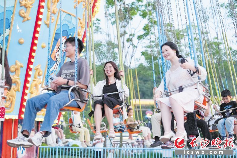 游客在湘江欢乐海洋公园游玩。长沙晚报全媒体记者 郭雨滴 摄