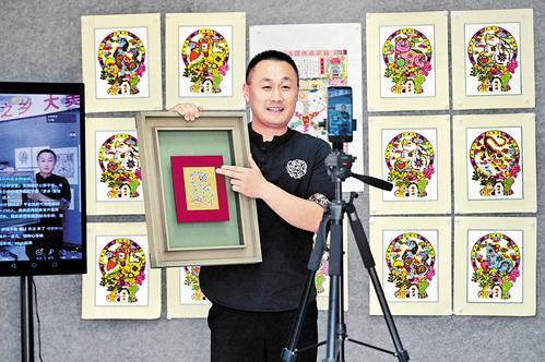 4月23日，武强县汇名轩年画非遗工坊年画艺人进行直播，向网友介绍采用岩彩、贴金方式创作的年画。 本报记者焦磊摄