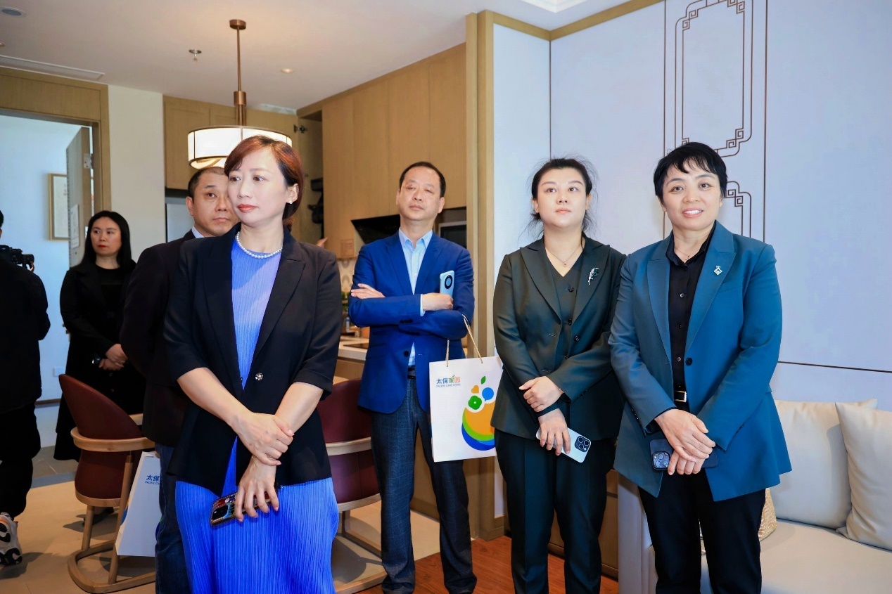 中国太保绩优营销伙伴带客户参观北京社区体验馆