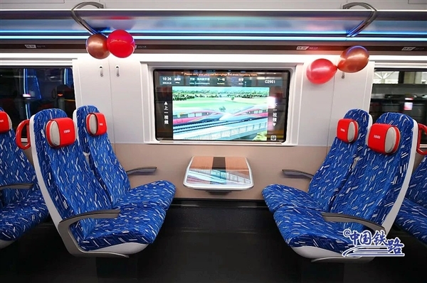 郑州到开封的动车火了:车窗竟然是触摸屏 还能放视频