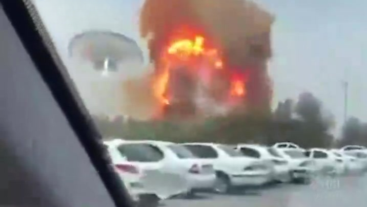 伊朗港口爆炸已致14死700多伤，第一视角画面曝光，总统向遇难者哀悼