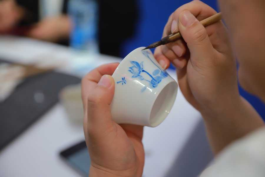 市民體驗陶瓷繪畫