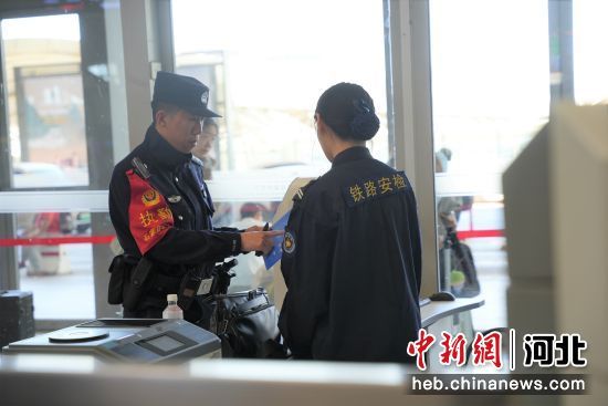图为石家庄站派出所民警在候车室督导安检工作。 左文宇 摄