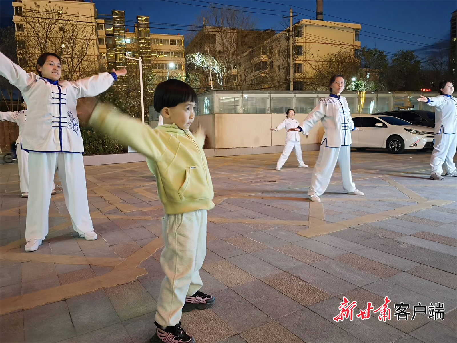 孩子们好奇地加入队伍，跟着一招一式地比划太极拳。新甘肃&middot;甘肃日报记者　杨唯伟　摄