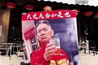 商家打印刘强东敬酒照做海报支持京东外卖，刘强东回应！