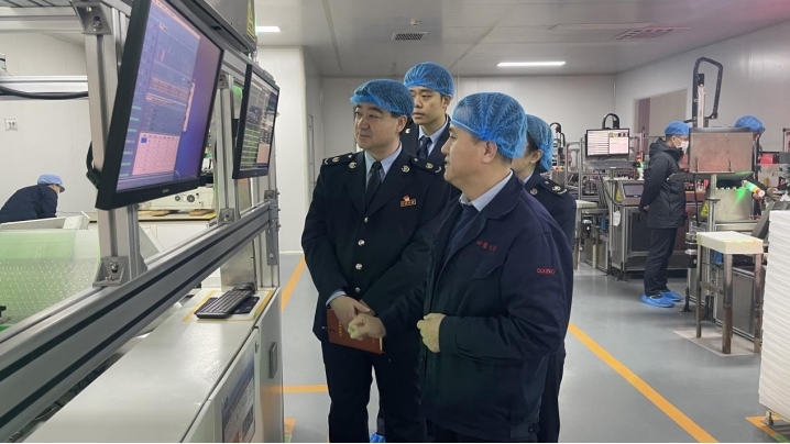 国家税务总局沧县税务局业务骨干深入沧州四星玻璃股份有限公司调研生产经营情况，辅导企业准确归集研发费用，确保政策红利直达快享。