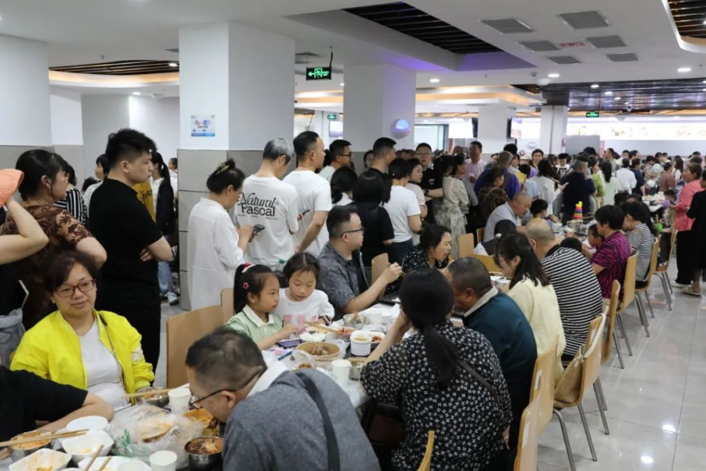 5月1日中午，荣昌区政府机关食堂内就餐游客爆满、大排长队。微信公众号“荣昌微发布”图