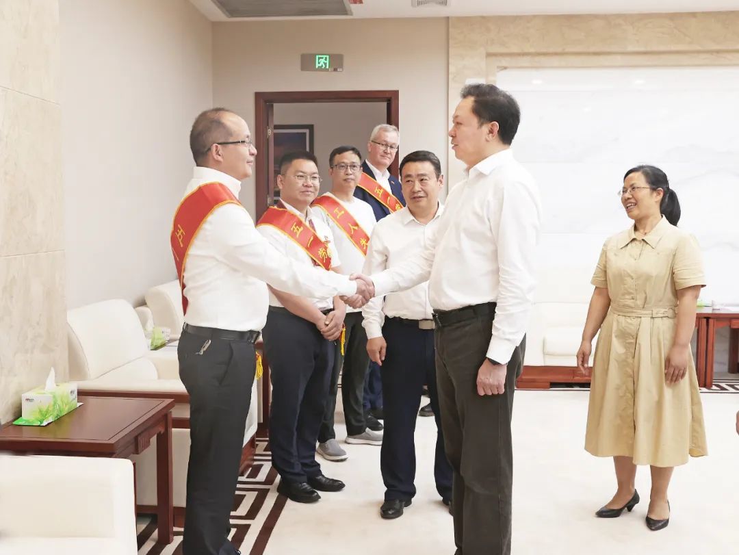 △江夏同大家握手交谈。