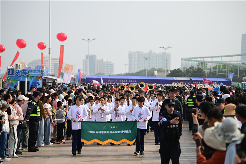 “日照东方”管乐嘉年华海边行进吹奏街游表演点燃假日激情