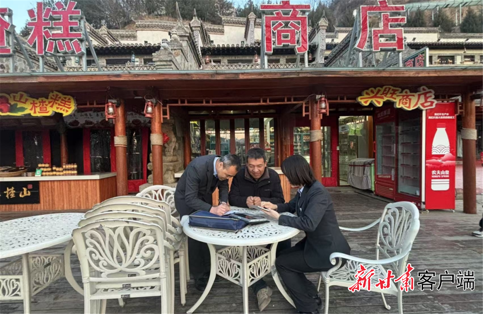 农行庆城县支行客户经理走访药王洞养生小镇周边商户