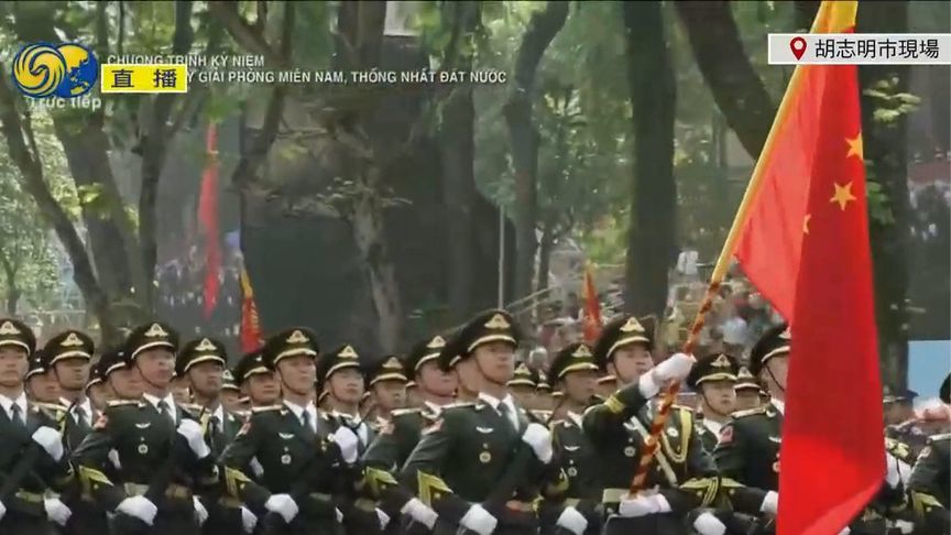 现场画面：解放军仪仗队亮相越南阅兵