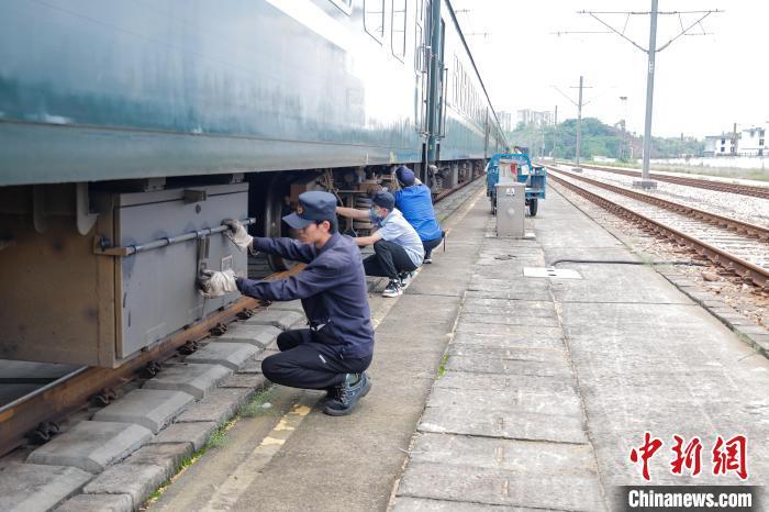 备战“五一”假期运输 南铁“客车医生”检修客运列车忙