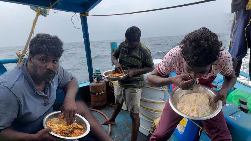 印度洋上捕金枪鱼的渔民，年薪很高，吃得很好！捕上大鱼也要手抓饭！