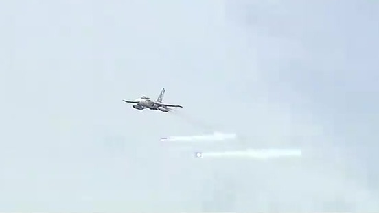 台军IDF战机例行训练，空中意外射火焰弹