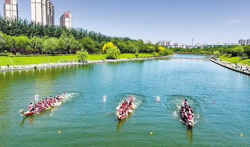 5月1日，衡水市龙舟大赛在滏阳河市区段举行。本报记者 李东宇摄