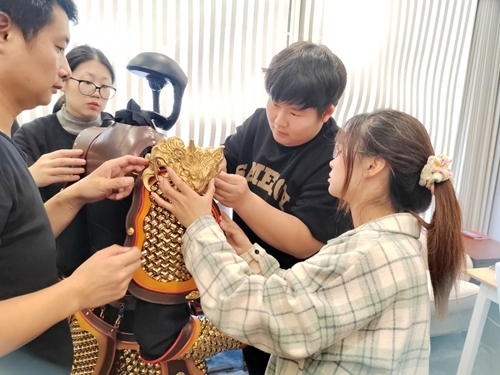 研发团队为机器人调试穿戴服装