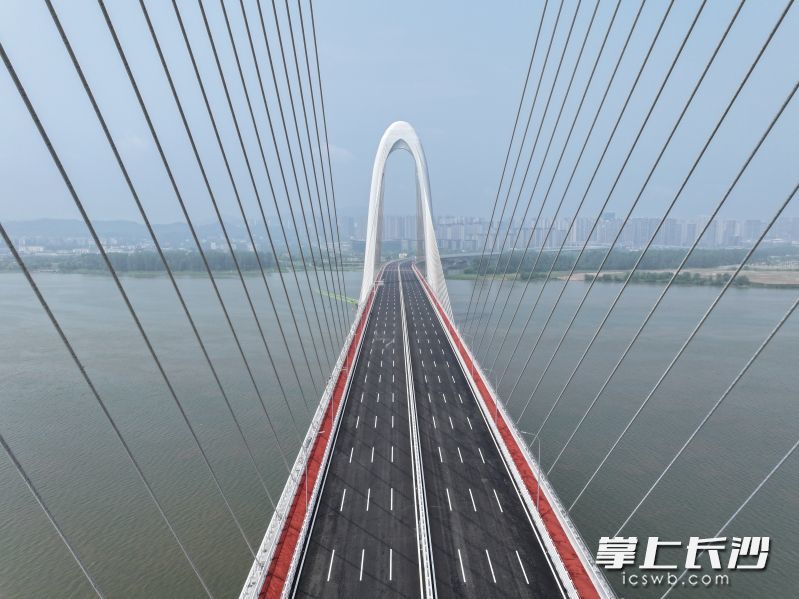 兴联路大桥主桥长4.96公里,跨湘江主桥为双塔斜拉桥,主跨达380米。