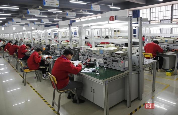 武汉市仪表电子学校学生进行电子专业技能实训