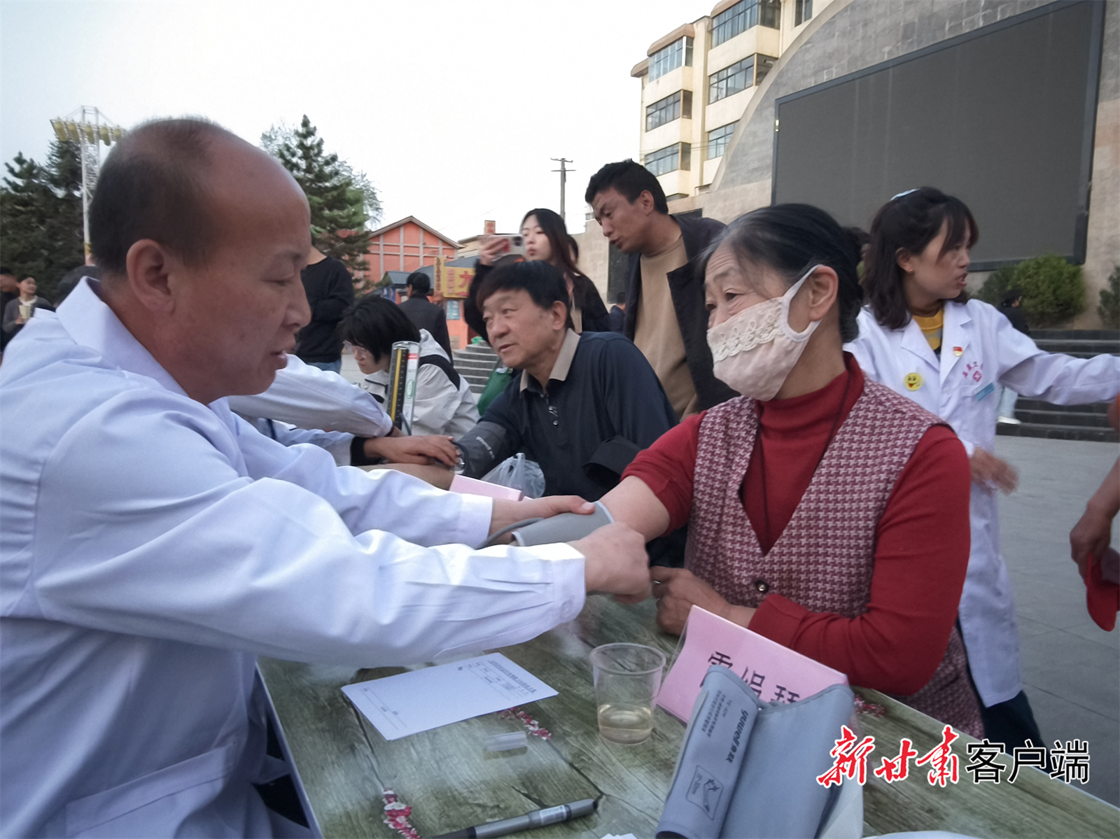 定西市安定区立交桥广场的中医健康夜市上，专家给市民把脉问诊。新甘肃&middot;甘肃日报记者　杨唯伟　摄