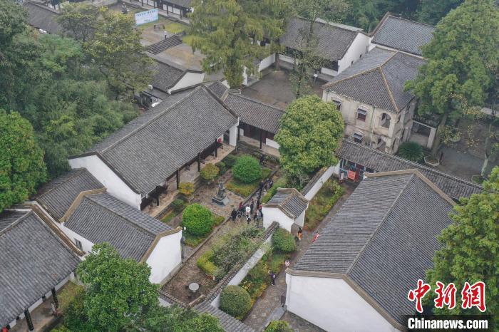 2024年10月16日，來自18個(gè)國(guó)家和地區(qū)的20余位海外華文媒體高層及骨干記者、編輯，走進(jìn)“人文圣山”江西廬山腳下的白鹿洞書院，感受千年古書院的文化魅力。(資料圖) 　劉力鑫 攝
