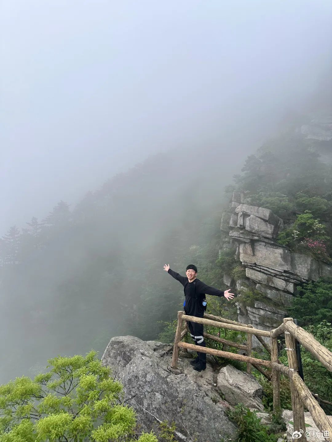 知名主持人、演员杨迪现身庐山（图）