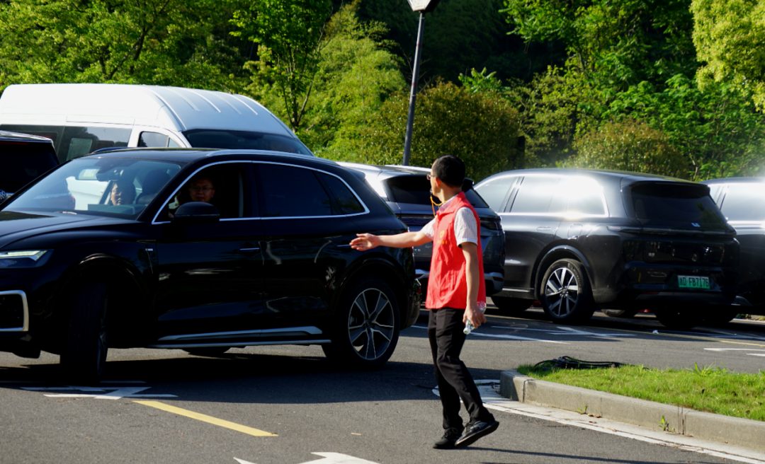 清晨，忙碌中的志愿者