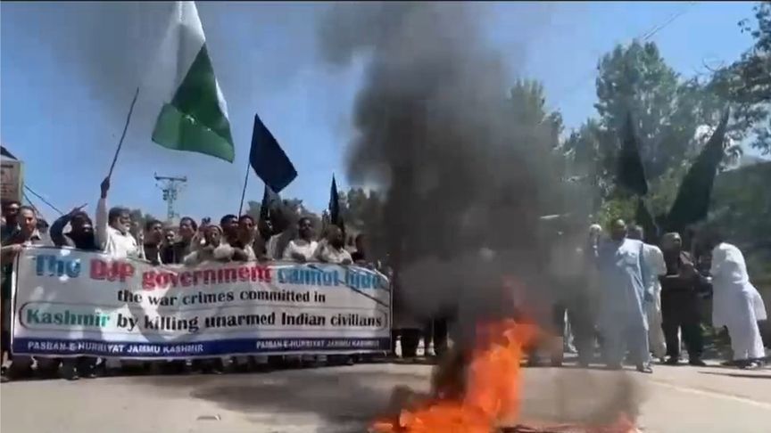 巴基斯坦民众举行抗议，焚烧印度国旗和莫迪肖像：断水等同于宣战