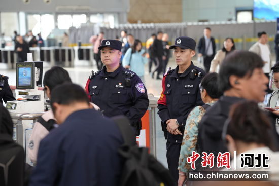 图为石家庄站派出所民警在候车室检票口维护秩序。 左文宇 摄