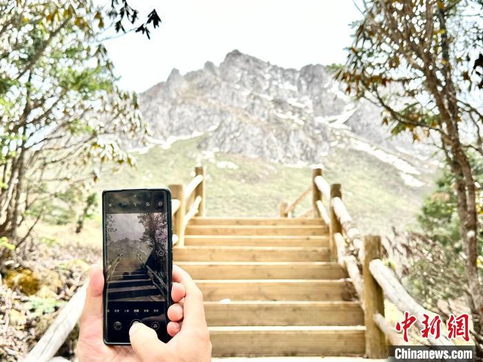 图为景区工作人员拍摄雪景。官鹅沟由官珠沟、鹅嫚沟、雷古山等核心游览区组成，2022年被确定为国家5A级旅游景区。据了解，“五一”假期期间，雷古山索道往返票价享五折优惠。闫姣　摄