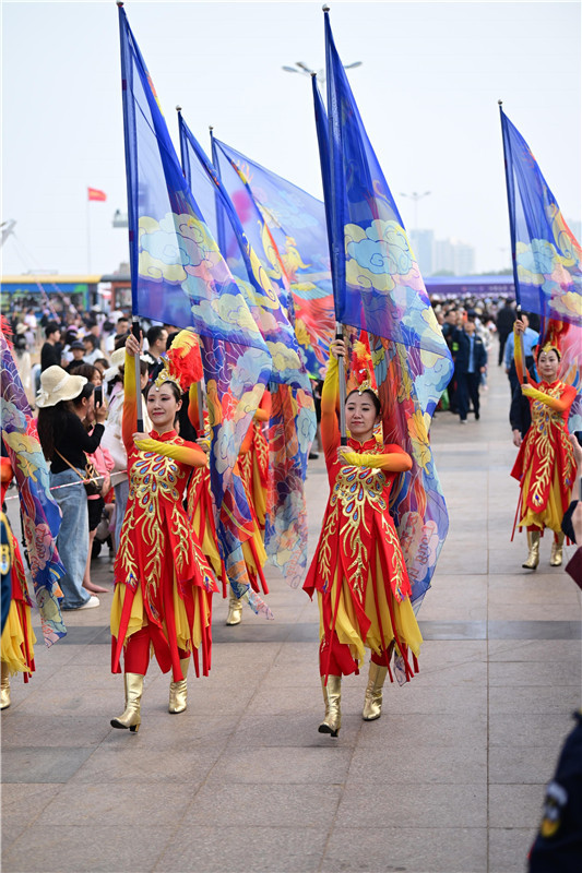 “日照东方”管乐嘉年华海边行进吹奏街游表演点燃假日激情