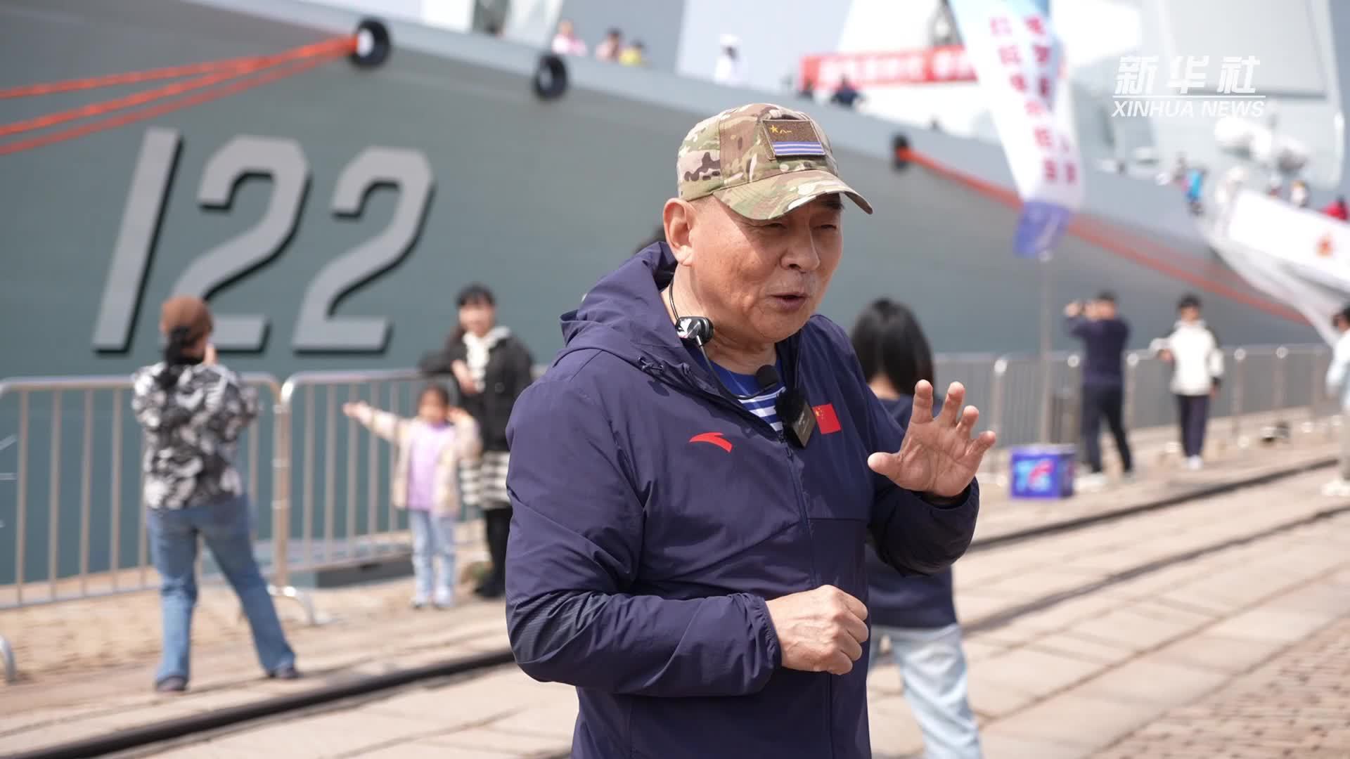 全体都有！在军港边，伴着海浪，开讲