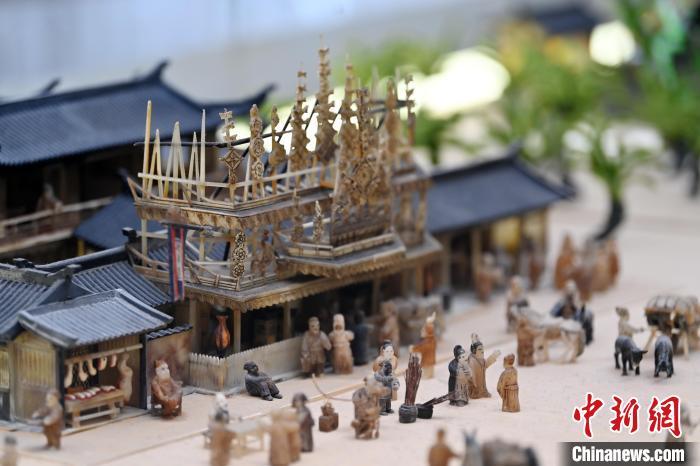 图为白牦牛角打造的立体版《清明上河图》　中新社记者　九美旦增　摄