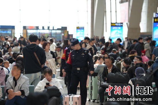 图为石家庄站派出所民警在候车室巡逻。 左文宇 摄