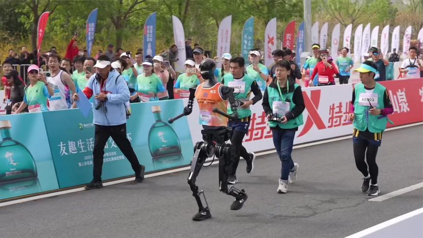 人形机器人半马冠军“天工Ultra”，凭什么能拍出101万元高价？