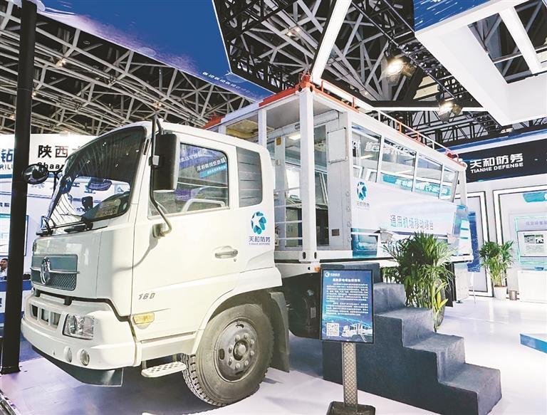 天和防务在航展上展出的通用机场移动塔台车。(受访单位供图)