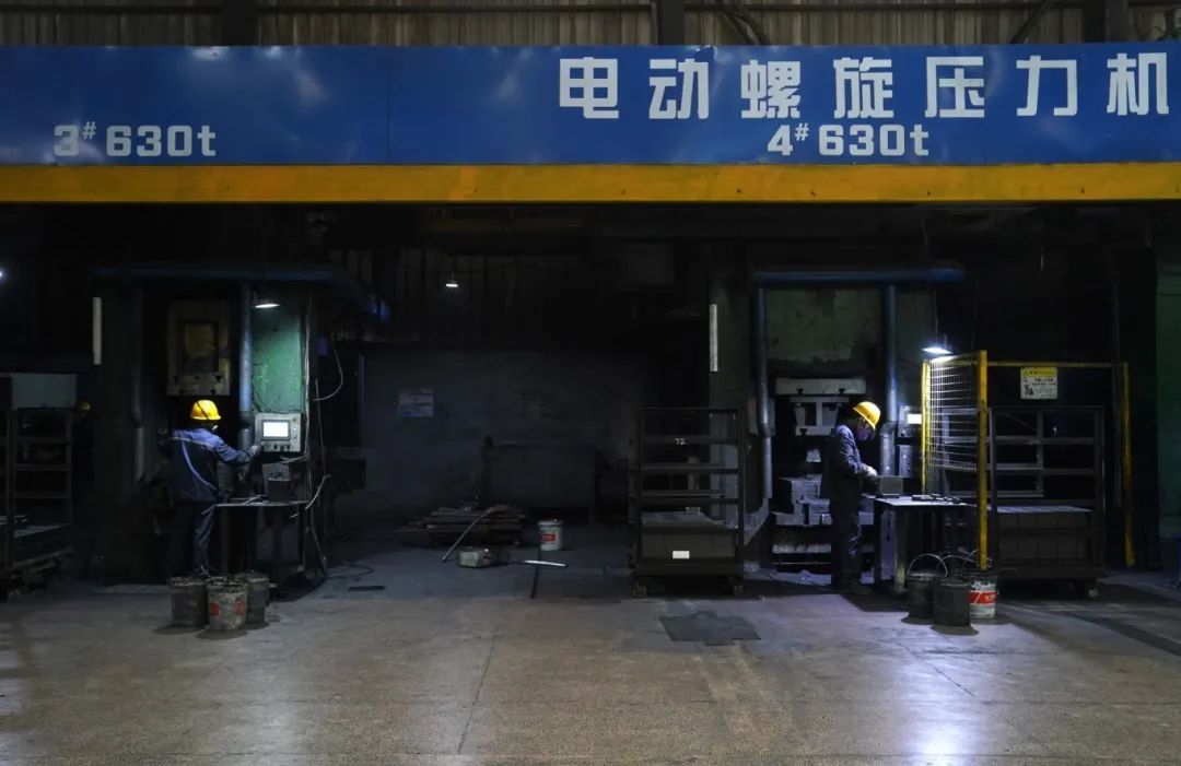 ▲新余經(jīng)開區(qū)博豐耐火材料有限公司生產(chǎn)車間里，工人在生產(chǎn)線上趕制訂單。記者凌厚祥 攝