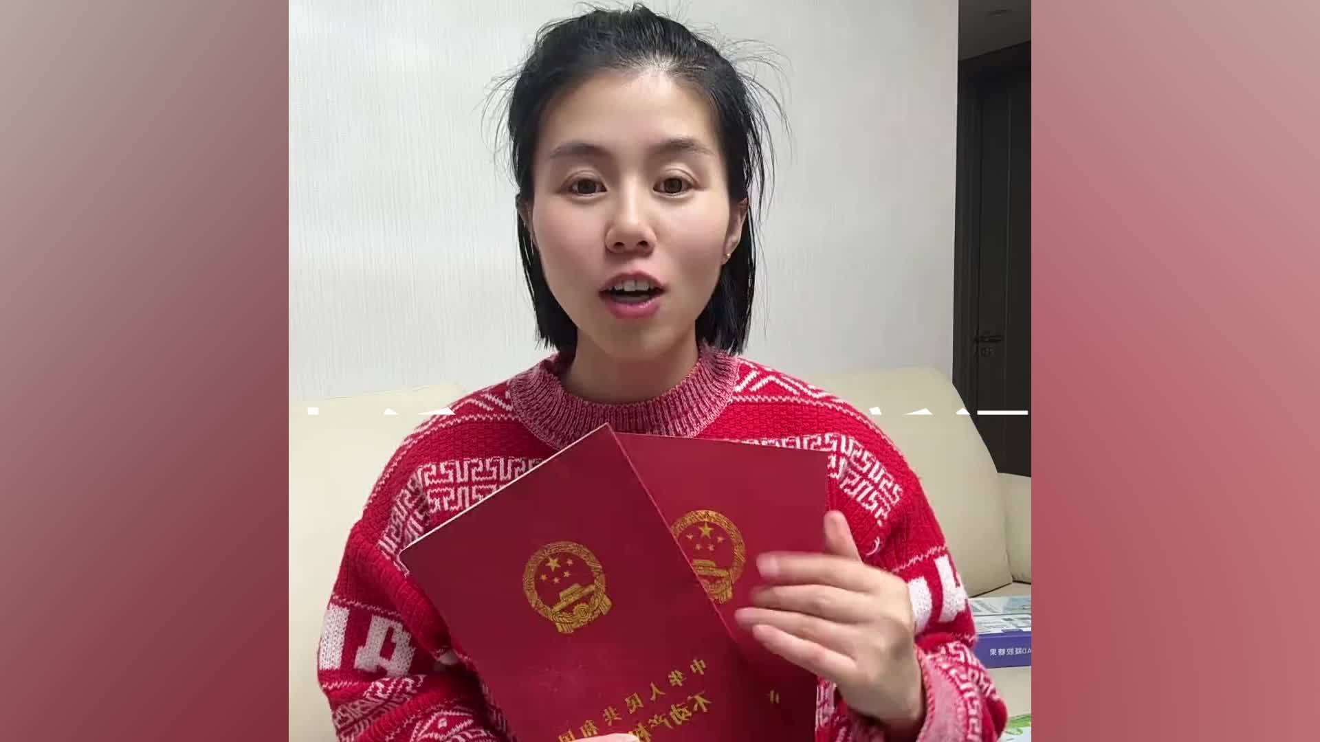 举两本房产证找亲生父母女子发声：自己是带娃的单亲妈妈，红色胎记被养母消除
