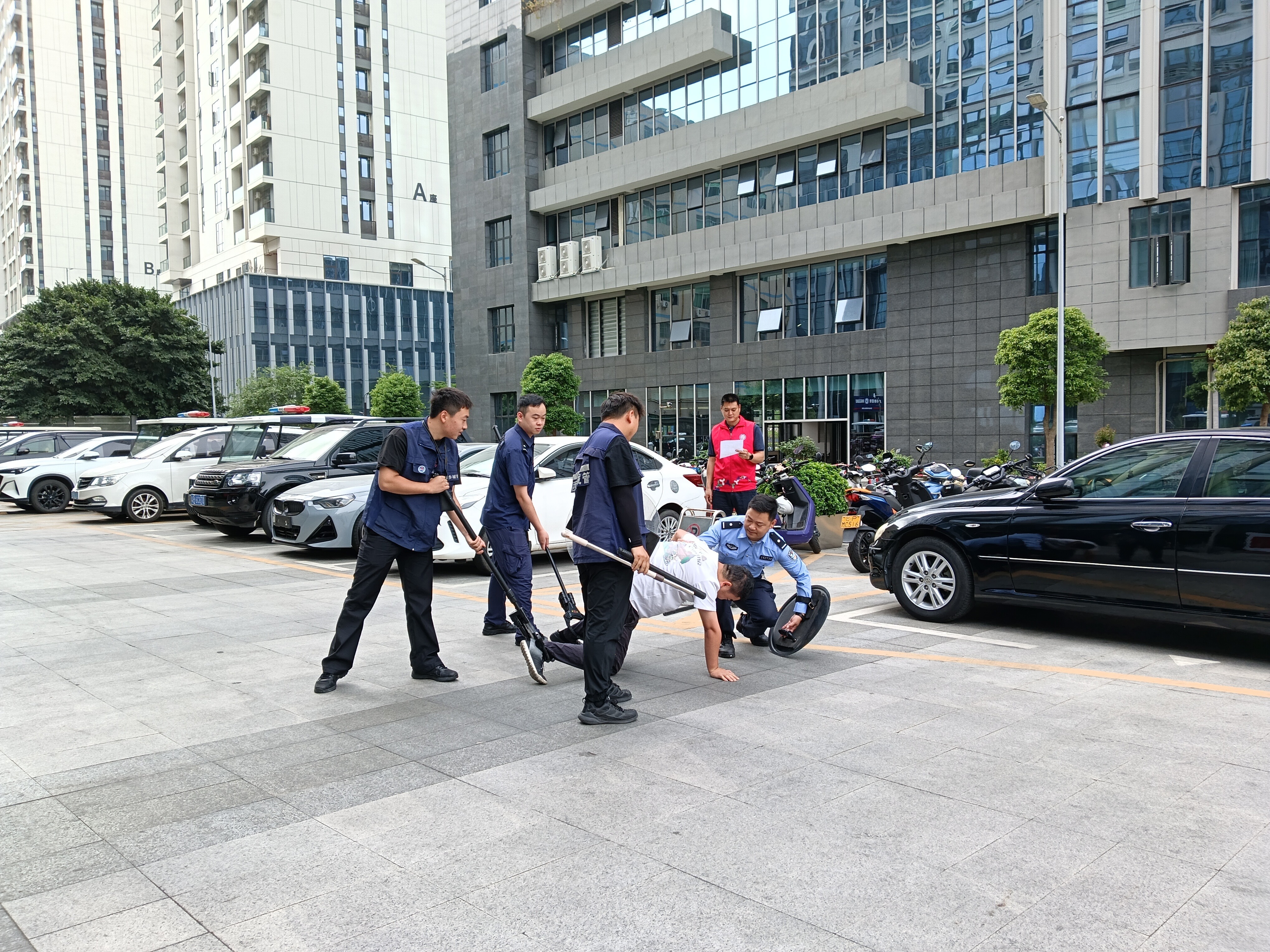 “常演练,护平安”西乡街道共乐社区开展突发事件应急处置演练