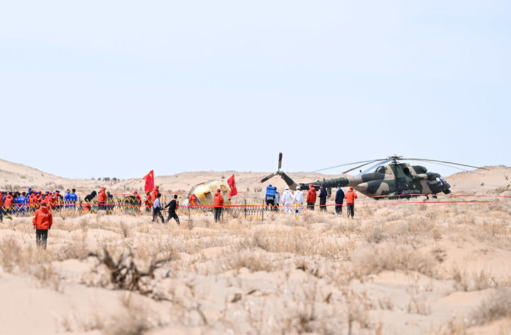4月30日，神舟十九号载人飞船返回舱在东风着陆场成功着陆，航天员蔡旭哲、宋令东、王浩泽身体状态良好，神舟十九号载人飞行任务取得圆满成功。新华社记者　贝赫　摄