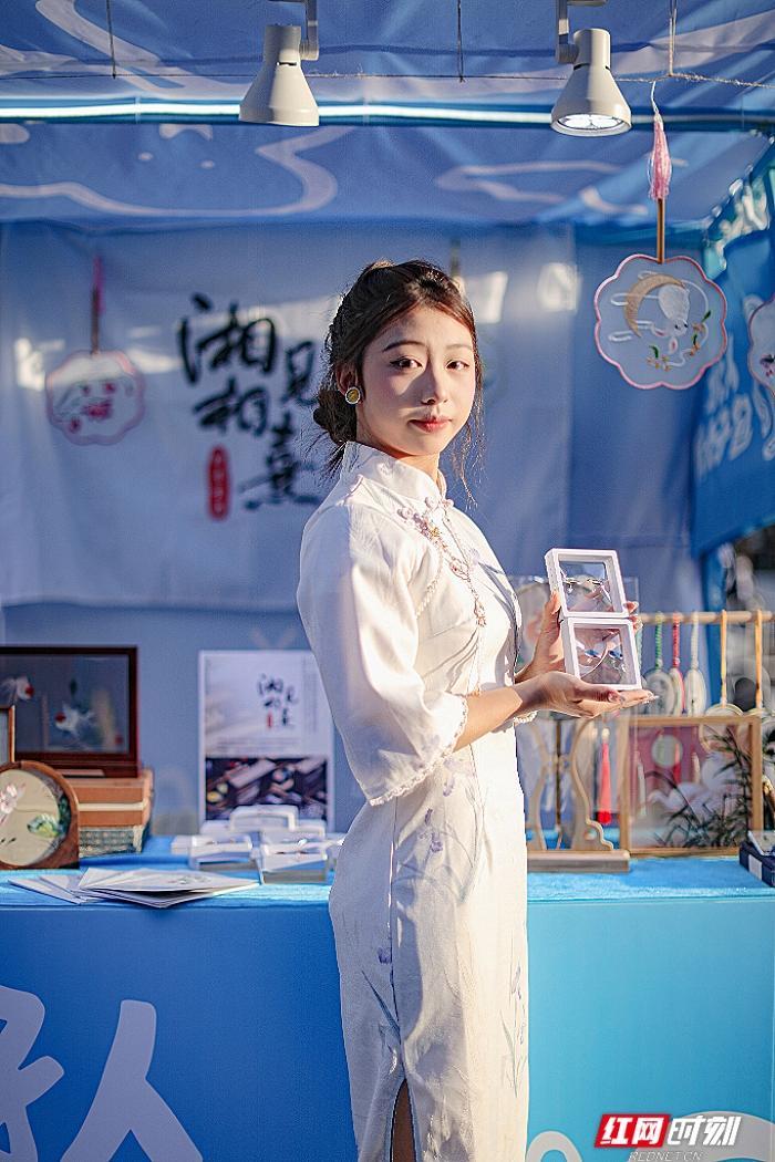 “湘绣”青创作品。