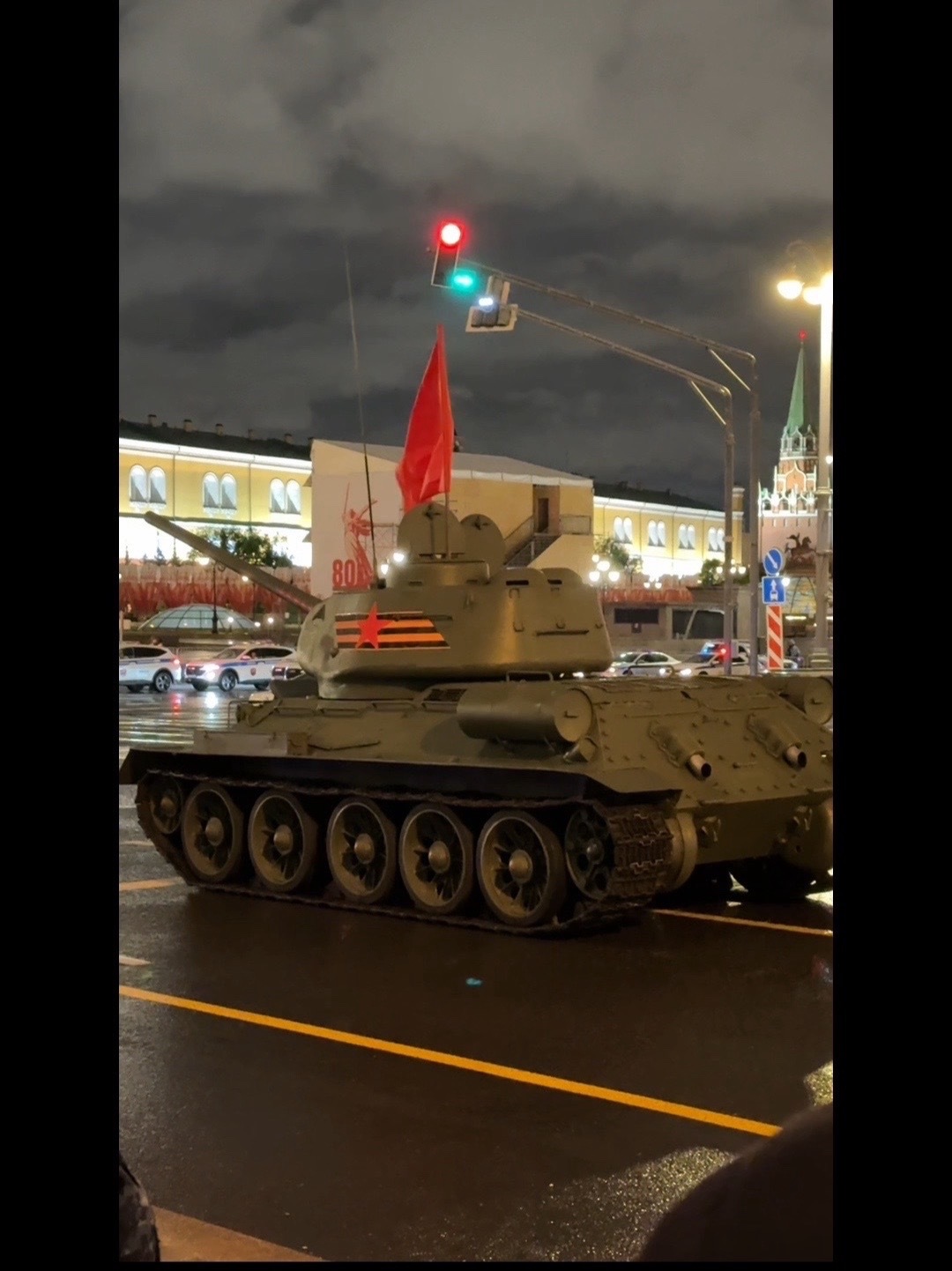 红场阅兵T-34坦克打头阵 曾经参加过苏联卫国战争的八十多年的英雄老坦克T-34代表胜利的标志。每年红场阅兵T-34坦克都会来红场参加胜利日阅兵，在所有重型装备的最前方。#红场阅兵 #俄罗斯 #T-3