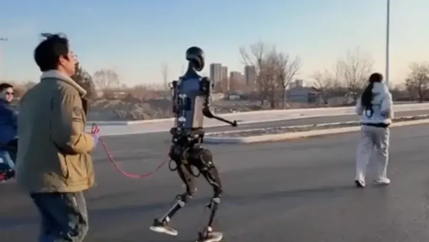 一年内奔跑时速由6公里提升到12公里，机器人马拉松，“天工”一马当先