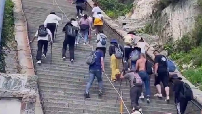 多名泰山陪爬者回应“假期赚疯了”：实际接单少于平时，不建议新人入局