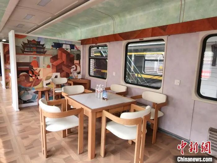 图为娱乐车厢内的牌桌。赵晓 摄